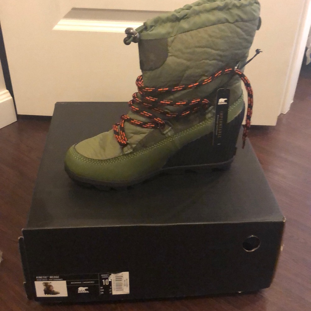 BNIB Sorel Kinetic Wedge in Hiker Green